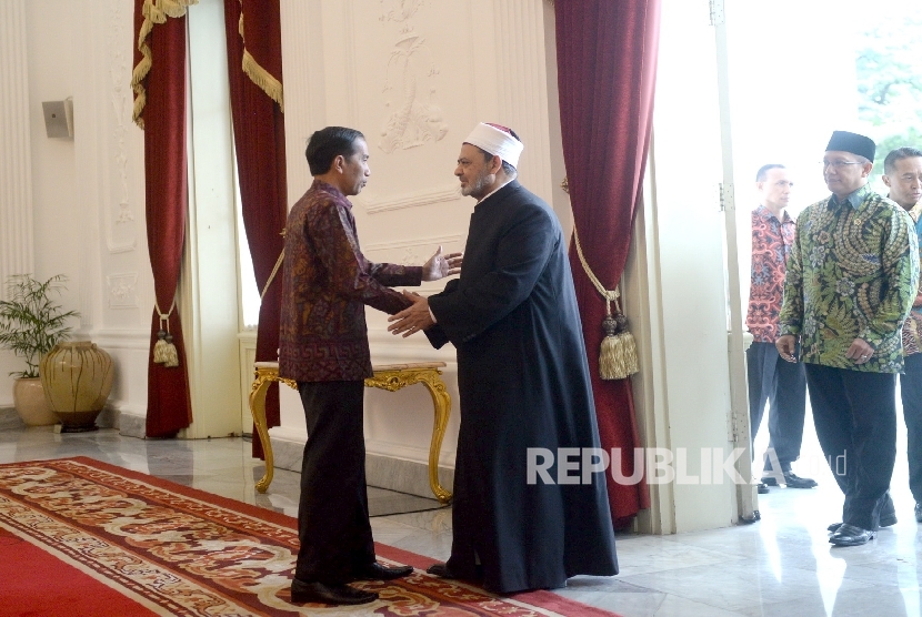 (dari kiri) Presiden RI Joko Widodo menyambut kedatangan Grand Syekh Al Azhar Prof. Dr. Syekh Ahmad Muhammad Ahmad Ath-Thayyeb bersama rombongan di Istana Merdeka, Jakarta, Senin (22/2).