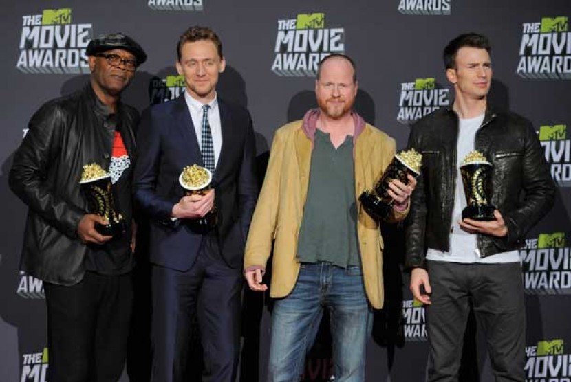(Dari kiri) Samuel L. Jackson, Chris Hiddleston, Joss Whedon dan Chris Evans, berpose bersama usai meraih penghargaan untuk 