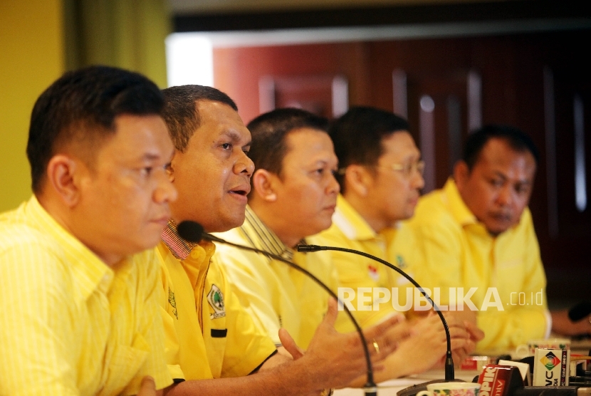 (dari kiri) Sejumlah perwakilan Generasi Muda Partai Golkar (GMPG) Ace Hasan Sadzily, Melki Lakalena, Andi Sinulingga, Ahmad Doli Kurnia, dan Sirajuddin Abdul Wahab memberikan pernyataanterkait Surat Keputusan Menkumham di Kantor DPP Partai Golkar, Jakarta