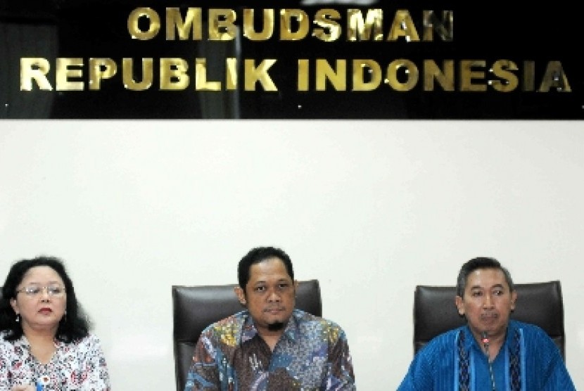 (dari kiri) Sekjen Ombudsman Animaharsi, Anggota Ombudsman Bidang Pencegahan Hendra Nurtjahjo, dan Anggota Ombudsman Bidang Penyelesaian Laporan Santoso saat konferensi pers di Kantor Ombudsman, Jakarta, Rabu (30/10). Konferensi pers ini terkait rencana pe