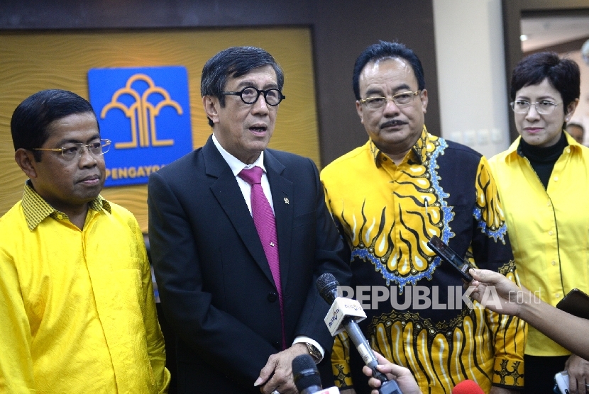  (dari kedua kiri) Sekjen Partai Golkar Idrus Marham, MenkumHAM Yasonna Laoly, Bendahara Umum Partai Golkar Robert Kardinal, menggelar koonferensi pers usai menyerahkan daftar Pengurusan DPP Partai Golkar 2016-2019 di KemenkumHAM, Jakarta, Selasa (28/6). 