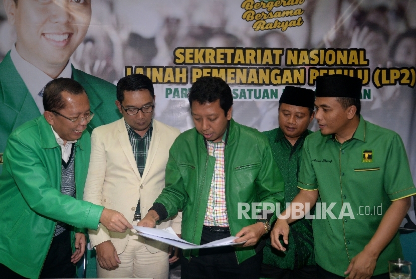 (dari kiri) Sekjen PPP Arsul Sani, Walikota Bandung Ridwan Kamil, Ketua PPP Romahurmuziy, Bupati Tasikmalaya Uu Ruzhanul Ulum dan Waketum PPP Arwani Thomafi berbincang pada acara deklarasi cagub dan cawagub Jabar di Kantor DPP PPP, Jakarta, Selasa (24/10).