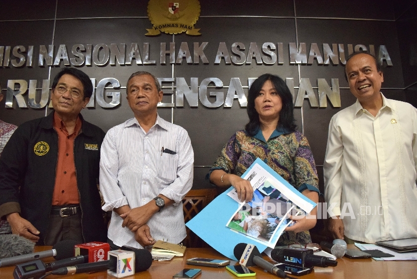  Komnas HAM bersama PP Muhammadiyah menggelar hasil autopsi jenazah almarhum Siyono di Kantor Komnas HAM, Jakarta, Senin (11/4).  (Republika/Rakhmawaty La'lang)