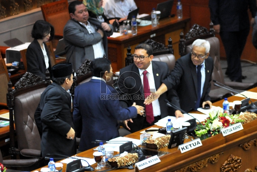  (dari kiri) Wakil Ketua DPR Taufik Kurniawan, Ketua DPR Setya Novanto, Wakil Ketua DPR Fadli Zon dan Agus Hermanto bersalaman usai sidang paripurna di Kompleks Parlemen, Jakarta, Senin (16/11). (Republika/Rakhmawaty La'lang)