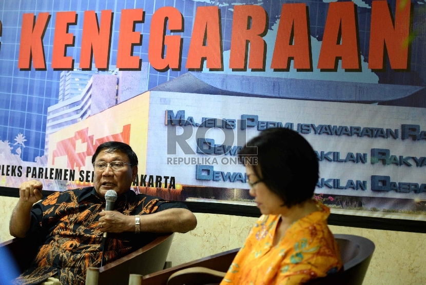 (dari kiri) Wakil Ketua DPD RI Farouk Muhammad bersama Peneliti LIPI Siti Zuhro menjadi pembicara saat Diskusi Kenegaraan di Komplek Parlemen Senayan, Jakarta, Rabu (6/5). (Republika/ Wihdan)