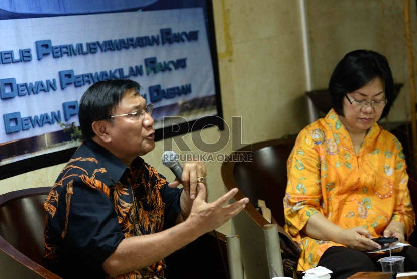 (dari kiri) Wakil Ketua DPD RI Farouk Muhammad bersama Peneliti LIPI Siti Zuhro menjadi pembicara saat Diskusi Kenegaraan di Komplek Parlemen Senayan, Jakarta, Rabu (6/5). (Republika/ Wihdan)