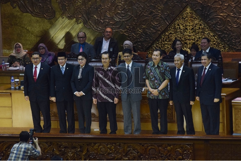  Pimpinan KPK yang baru dilantik berfoto bersama jajaran Pimpinan DPR RIpada Rapat paripurna DPR RI di Kompleks Paripurna, Jakarta, Jumat (17/12). (Republika/Rakhmawaty La'lang)