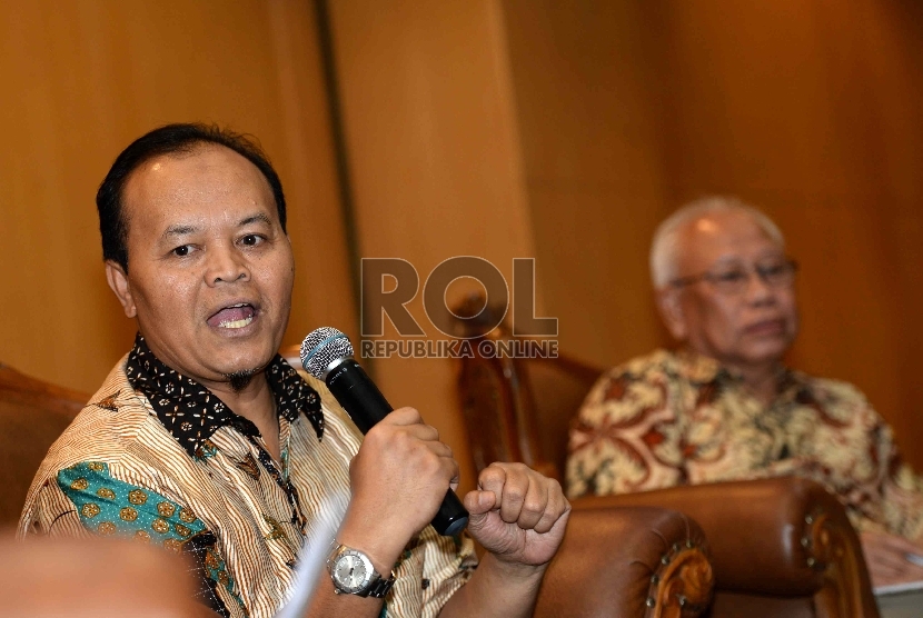   (dari kiri) Wakil Ketua MPR RI Hidayat Nur Wahid bersama Ketua Dewan Pers Bagir Manan menjadi pembicara saat diskusi di Komplek Parlemen Senayan, Jakarta, Senin (16/3). (Republika/Wihdan)