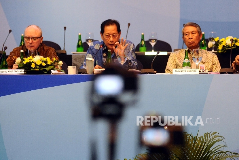 (dari kiri) Wakil Presiden Direktur BCA Eugene Keith Galbraith, Presiden Direktur BCA Jahja Setiaadmaja, Direktur BCA Suwignyo Budiman berbicara memberikan paparan laporan Hasil kinerja tahun 2015 di Jakarta, Kamis (3/3). 