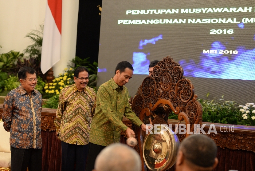 (dari kiri) Wakil Presiden Jusuf Kalla, Kepala Bappenas Sofyan Djalil, dan Presiden Joko Widodo secara resmi menutup Musrenbangnas 2016 di Istana Negara, Rabu (11/5). (Republika/ Wihdan)