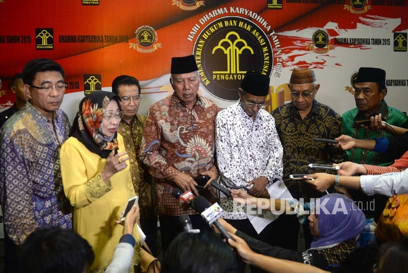 (dari tengah kiri) Politisi senior PPP Bachtiar Hamzah bersama Plt Ketua Mahkamah Partai PPP Mukhtar Aziz menjawab pertanyaan wartawan usai bertemu dengan Menkumham di Jakarta, Selasa (19/1). 