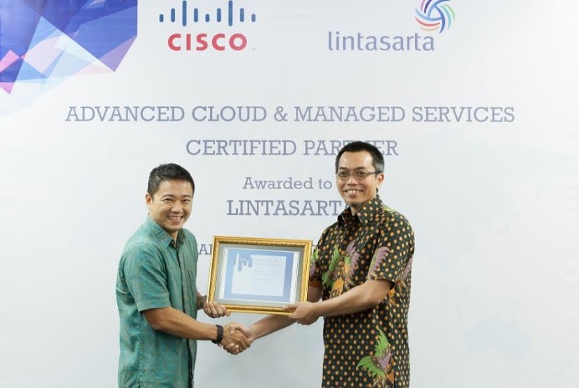 : Datacom & IT Services Director Lintasarta, Ginandjar (kanan) menerima sertifikasi Cloud and Managed Services Program (CMSP) dari Director of Partner Organization Cisco, Charles Sutanto (kiri