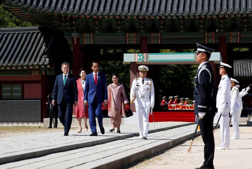 (depan kiri dan kanan) Presiden Korea Selatan Moon Jae-in dan Presiden Indonesia Joko Widodo, (belakang kiri dan kanan) Ibu Negara Korea Selatan Kim Jung-sook dan Ibu Negara Indonesia Iriana Joko Widodo menginspeksi penjaga kehormatan saat upacara penyambutan di istana Changdeokgung di Seoul, Korea Selatan, Senin (10/9).