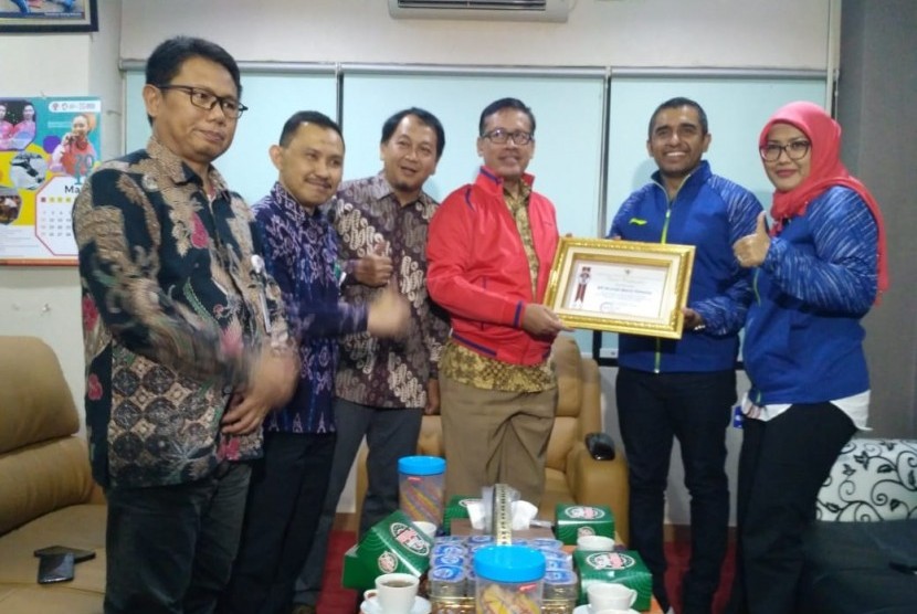 - Deputi III bidang Pembudayaan Olahraga Kemenpora Raden Isnanta (ketiga kanan) memberikan piagam penghargaan kepada PT Sunlight Sports Indonesia (Li Ning) atas dukungan pada Haornas 2017.