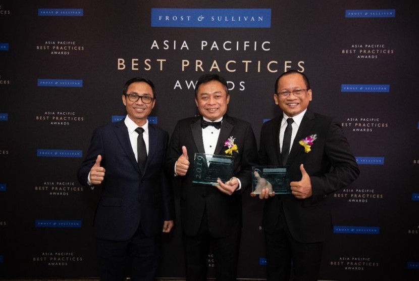 : Direktur Utama Telkom Indonesia Ririek Adriansyah (kanan) saat menerima penghargaan Frost & Sullivan Asia-Pacific Best Practices Awards 2019 yang diserahkan oleh Director Energy & Environment Frost & Sullivan Melvin Leong di St. Regis, Singapura, Kamis (14/11).   