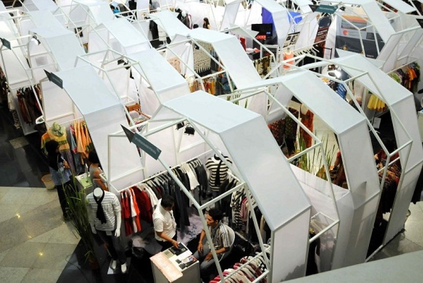 ?Fashion booths sell local products during Indonesia Fashion Week in Jakarta, last year. (file photo)