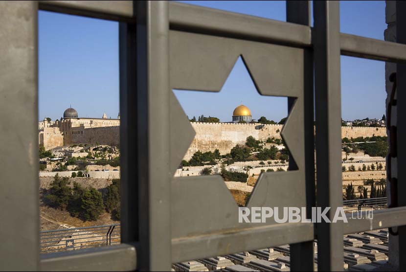 (File Foto) Suasana Dome of The Rock di kompleks Al Aqsa, Yerusalem, Palestina beberapa waktu lalu. Pejabat senior Pemerintahan Trump mengabarkan Trump akan mengakui Yerusalem sebagai ibukota Israel dan memindahkan kedutaan besarnya ke kota tua ini.