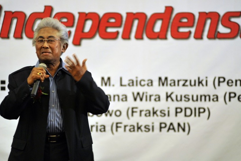 (Foto Arsip) Pengacara senior Adnan Buyung Nasution menyampaikan paparan di sela peluncuran Constitution Centre Adnan Buyung Nasution (Concern ABN) di Jakarta, Rabu (23/6/2010).