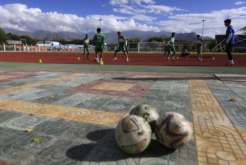 [foto ilustrasi] Pesepak bola Tibet berlatih di Pureland Men's Football Club in Lhasa, September 2016.