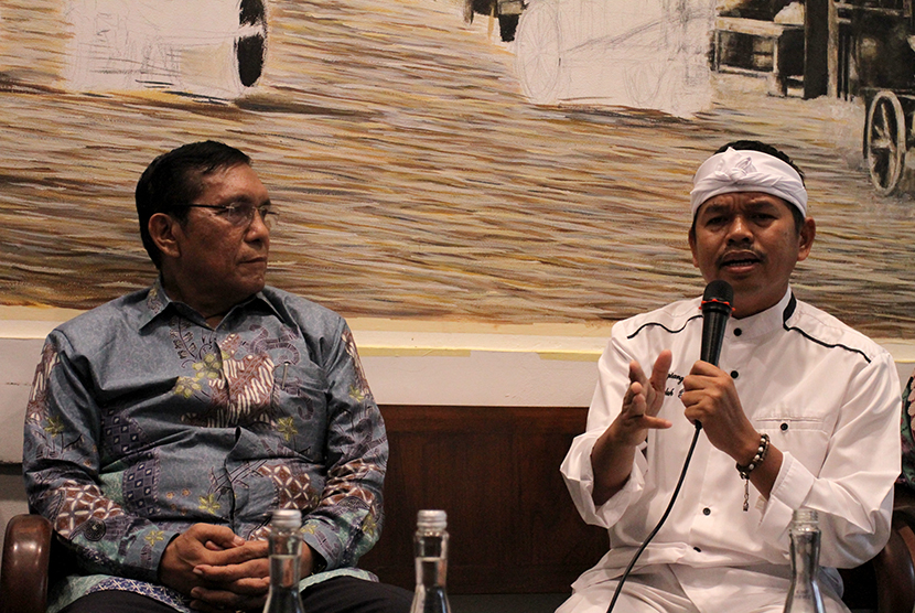  Bupati Purwakarta Dedy Mulyadi (kanan) menjadi nara sumber pada Diskusi Membongkar Mimpi Poros Maritim Jokowi di Jakarta, Ahad (10/5). (foto : MgROL_39)