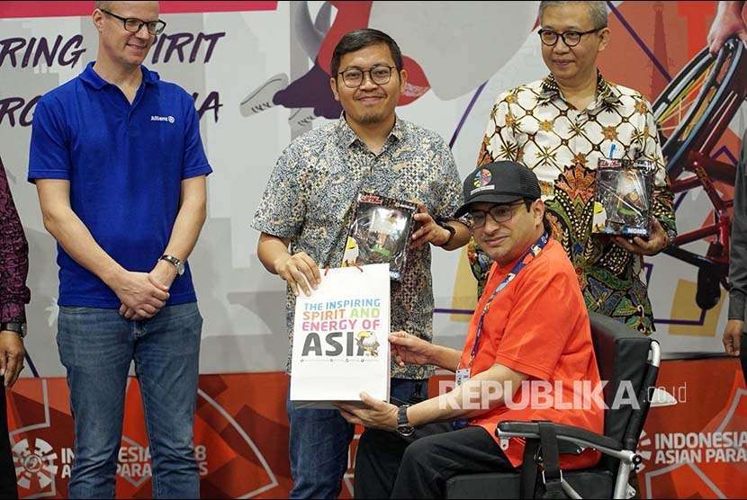  Founder dan CEO Bukalapak, Achmad Zaky bersama menerima cenderamata dari President of Asian Paralympics Committee, Majid Rashed saat upacara penandatanganan dukungan Indonesia 2018 Asian Para Games di Jakarta,  Selasa (2/10). Bukalapak menjadi official prestige partner pada ajang Asian Para Games 2018. 