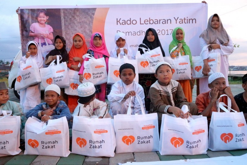-Hingga hari ke-12 bulan Ramadhan, Rumah Zakat telah menyalurkan 2.459 paket Kado Lebaran Yatim