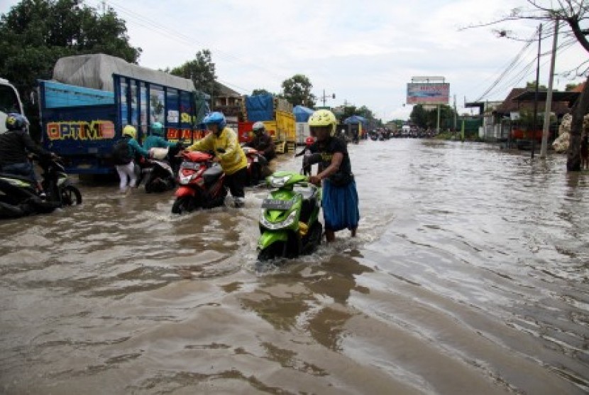 Banjir, ilustrasi. Banjir terjadi di kawasan Kampung Nyompok Girang RT 18-20 RW 06, Desa Carenang, Kecamatan Cisoka, Kabupaten Tangerang, Banten akibat meluapnya Kali Cidurian. 