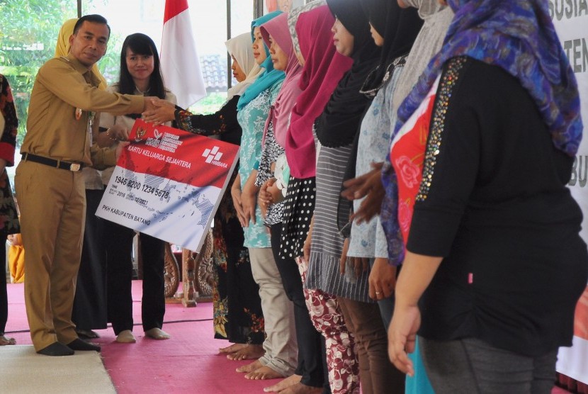 [Ilustrasi] Bupati Batang Wihaji (kiri) secara simbolis menyerahkan bantuan non tunai kepada warga di Pendopo Kabupaten Batang, Jawa Tengah, Senin (24/7). 