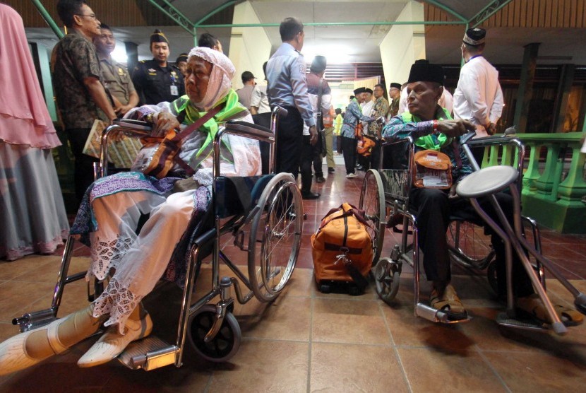 [ilustrasi] Dua jemaah calon haji berada di kursi roda saat menunggu waktu keberangkatan dari Embarkasi Medan, di Medan, Sumatra Utara.