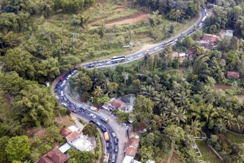 [Ilustrasi] Foto udara antrean kendaraan menuju Tasikmalaya-Ciamis dan Jawa Tengah melintas di Malangbong, Kabupaten Garut, Jawa Barat. (ANTARA FOTO/M Agung Rajasa)