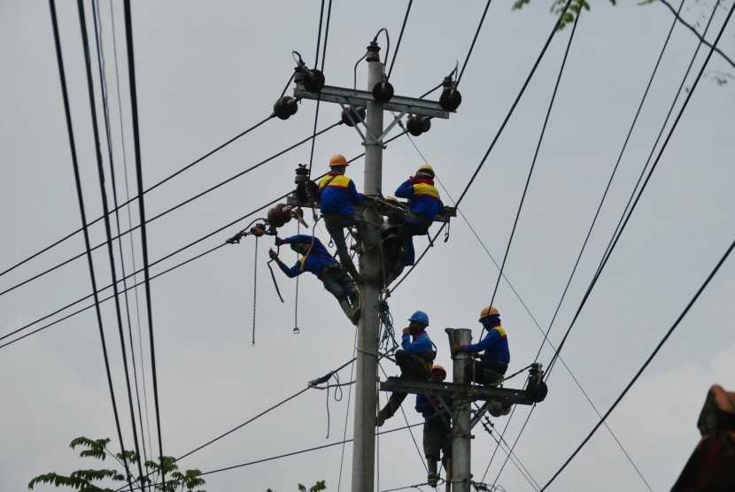 (Ilustrasi) Pekerja melakukan pengerjaan perawatan dan peninggian jaringan kabel.