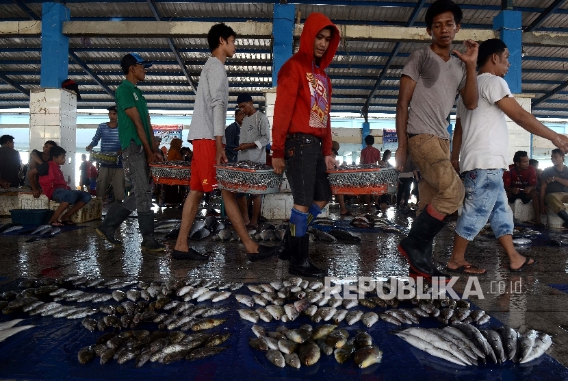 [ilustrasi] Pekerja membawa ikan di Tempat Pelelangan Ikan Paotere (TPI) Paotere, Makassar, Sulawesi Selatan. Pada masa libur Lebaran, harga ikan biasanya mengalami kenaikan.