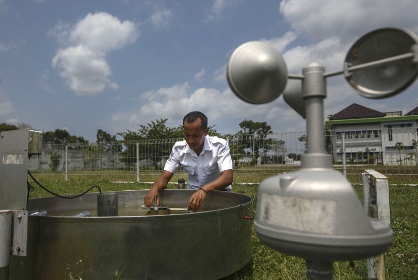 [Ilustrasi] Petugas mengukur suhu air di Stasiun Klimatologi, BMKG Yogyakarta, Sleman, DI Yogyakarta, Selasa (3/10).