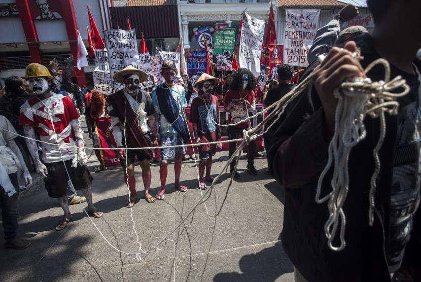 [ilustrasi] Sejumlah buruh, mahasiswa dan aktivis yang tergabung dalam Aliansi Rakyat Untuk Satu Mei (Arus) melakukan aksi damai saat peringatan Hari Buruh Internasional di Jalan Malioboro, Yogyakarta, Senin (1/5). 