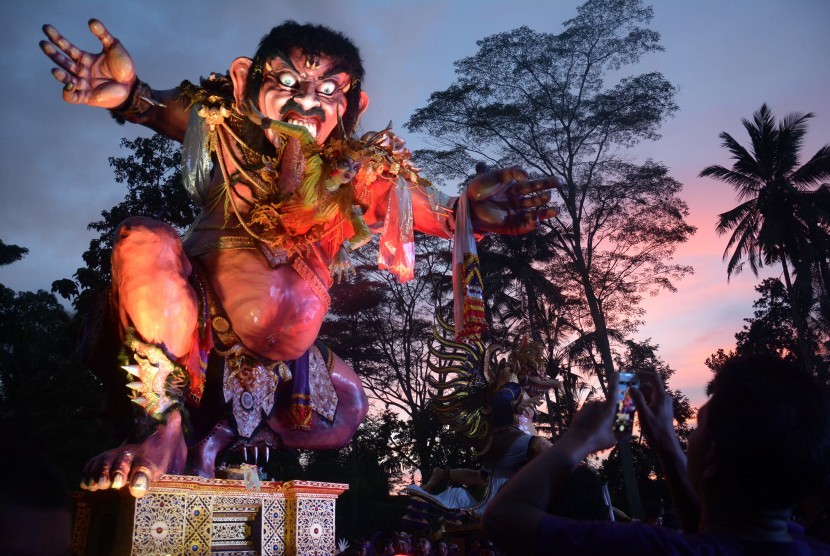 [ilustrasi] Sejumlah pemuda mengarak Ogoh-Ogoh atau boneka raksasa menjelang Hari Raya Nyepi Tahun Saka 1940 di Desa Tegalalang, Gianyar, Bali, Kamis (15/3).