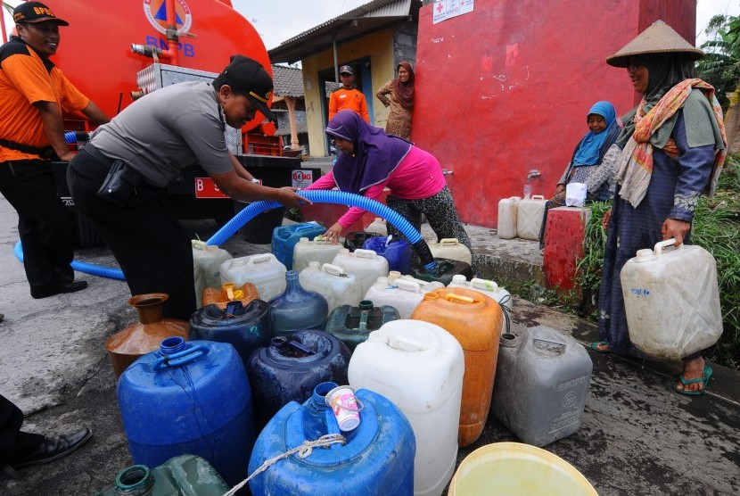 [ilustrasi] Sejumlah warga antre mengisi air ketika mendapatkan bantuan air bersih di lereng gunung Merapi, Tegalmulyo, Kemalang, Klaten, Jawa Tengah, Kamis (14/9).