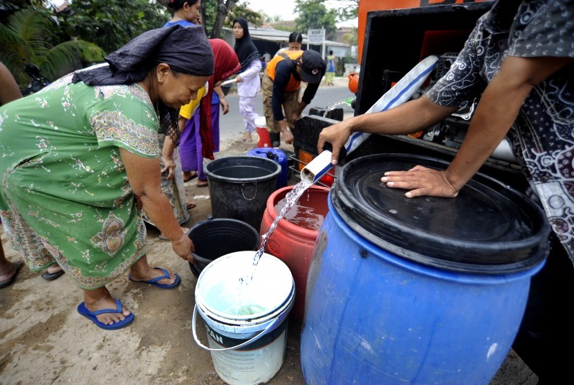 [ilustrasi] Sejumlah warga antre untuk mendapat jatah pembagian air bersih dari petugas BPBD (Badan Penanggulangan Bencana Daerah) Banten di Kampung Jamblang, Sawah Luhur, Serang, Selasa (12/9). 