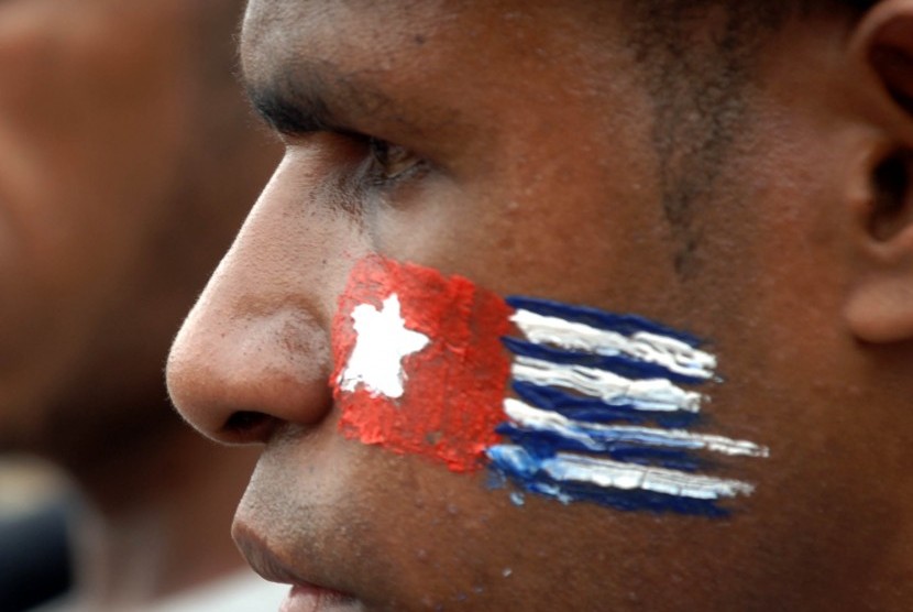 Bendera bintang kejora terbentang saat peringatan hari jadi West Papua New Guinea (WPNG) di terminal Wosi Manokwari, Ahad (27/11/2022). Belasan orang diamankan dari aksi tersebut karena melanggar pasal KUHP tentang makar.