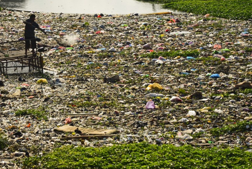[ilustrasi] Warga mencari sampah plastik yang menumpuk di muara sungai Jangkuk, Ampenan, Mataram, NTB, Senin (2/10). Intensitas hujan di Mataram mulai meninggi dan berpotensi mendatangkan bencana banjir.