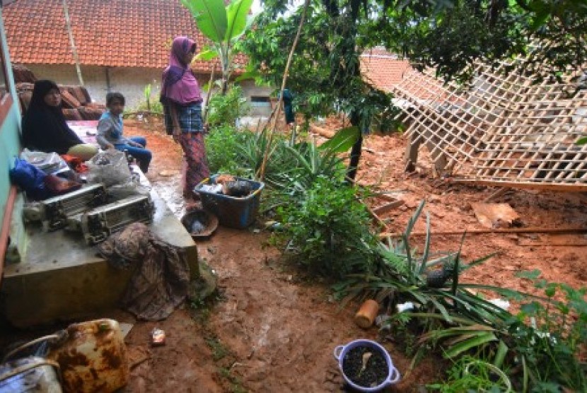 [Ilustrasi] Warga menyaksikan rumah yang tertimbun material tanah longsor di Desa Bojongsari, Kabupaten Tasikmalaya, Jawa Barat, Kamis (8/11/2018).