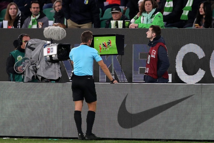 [ilustrasi] Wasit mengecek video assistant referee (VAR) dalam sebuah laga. UEFA akan menggunakan VAR dalam sisa pertandingan kualifikasi Piala Dunia.