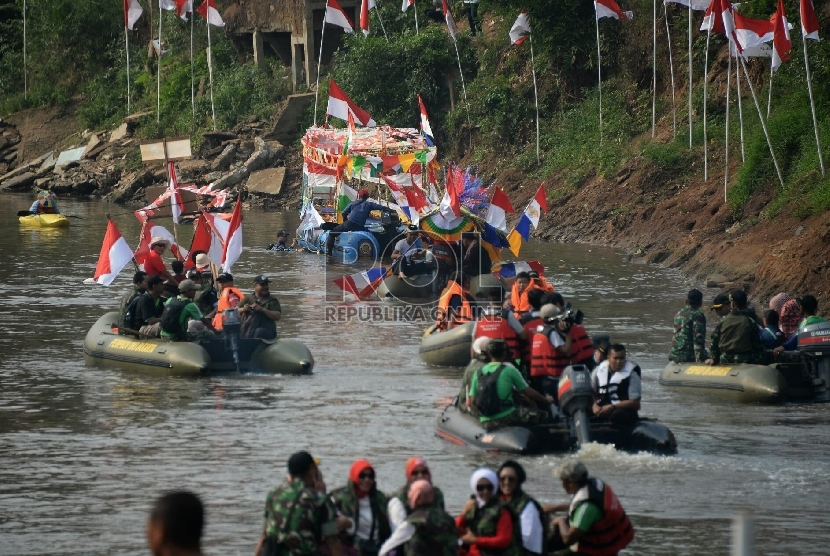Karnaval perahu turut meramaikan acara festival Ciliwung di Jakarta, Sabtu (15/8).  (Republika/Prayogi)  