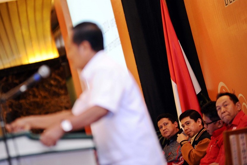 (kedua dari kiri) Ketua Bawaslu Muhammad, Ketua DPP Hanura Yudi Chrisnandi memperhatikan bicara Ketua Umum Gerindra Suhardi (kiri) saat diskusi Kebangsaan di Jakarta, Selasa (25/6).
