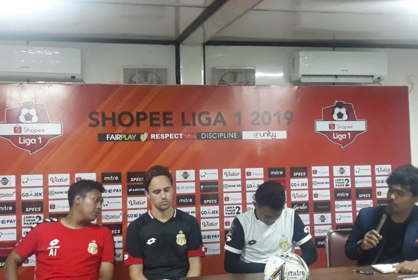 (Kedua dari kiri) Pelatih Bhayangkara FC, Paul Munster dan Alsan Sanda dalam konferensi pers jelang laga antara Bhayangkara FC melawan Persija Jakarta, di Stadion PTIK, Jakarta, Selasa (3/12).