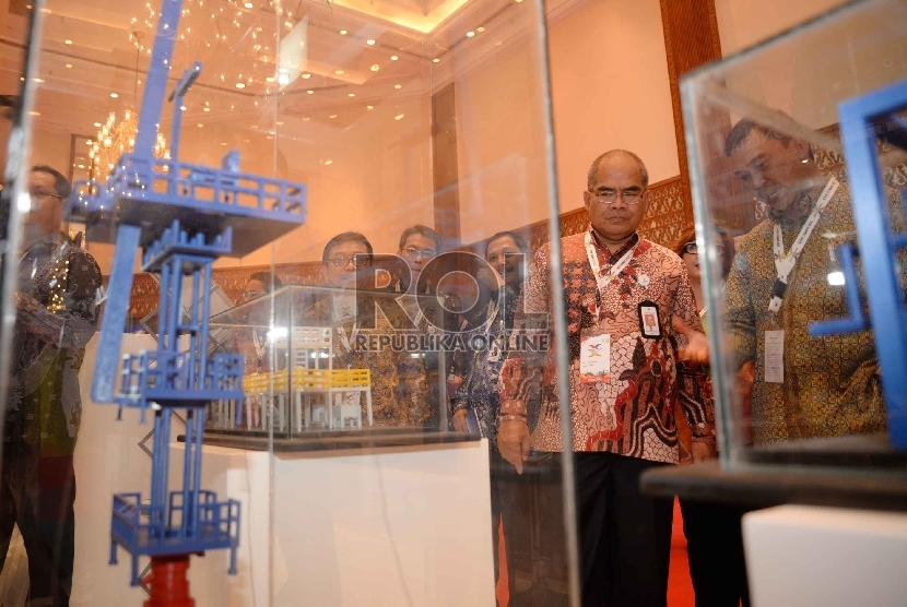 Kelapa Satuan Kerja Khusus Pelaksana Kegiatan Usaha Hulu Minyak dan Gas Bumi (SKK Migas) Amien Sunaryadi melihat stand pameran usai pembukaan Indonesia Supply Chain Management (SCM) Summit 2015, Jakarta, Selasa (14/4). (Republika/ Yasin Habibi)