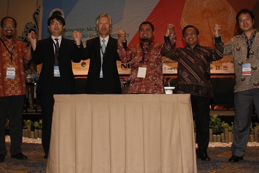 .       Ketua Forum 5G Jepang Prof. Susumu Yoshida (ketiga dari kiri) dan Ketua Forum 5G Indonesia Dr Sigit Puspita Wigadi Jarot (ketiga dari kanan) berkomitmen saling bantu dalam menghadapi belantara teknologi 5G. Nota kesepahaman antar keduanya ditandata