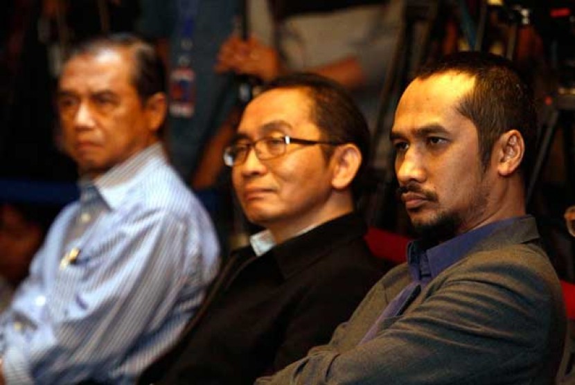  >>>> Ketua Komisi Pemberantasan Korupsi Abraham Samad (kanan) bersama pimpinan KPK Busyro Muqoddas (kiri) dan Adnan Pandu Praja (tengah) mengikuti sidang terbuka Komite Etik di gedung KPK, Jakarta, Rabu (3/4).