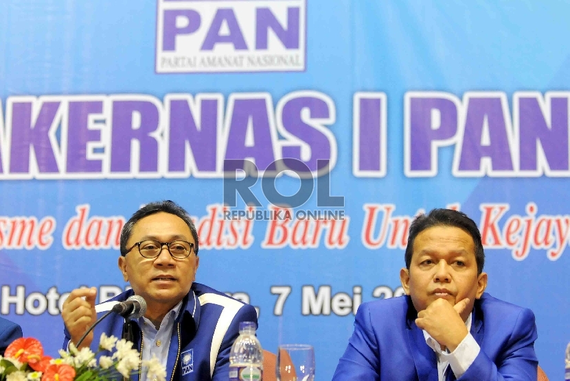  ?Ketua Umum PAN Zulkifli Hasan (kiri), Ketua Majelis Pertimbangan PAN Soetrisno Bachir (kanan) menjawab pertanyaan wartawan dalam penutupan Rakernas I PAN di Jakarta, Kamis (7/5). (Republika/Agung Supriyanto)