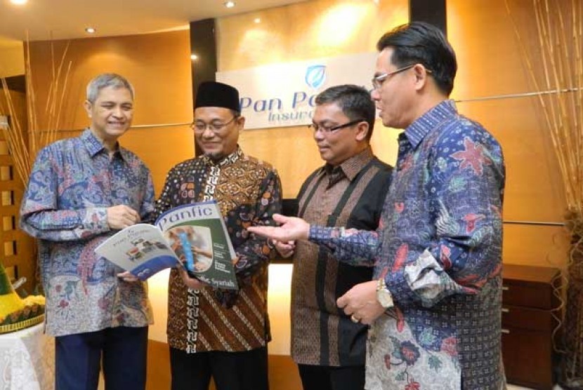  (ki-ka) Direktur Marketing Cunyono, Direktur Keuangan Slamet R. Adijuwono , Presiden Direktur, F.X Marcelius Charles Colando dan Wakil Presiden Direktur Junaidi  saat peluncuran Divisi Syariah PT.Pan  Pacific Insurance di Jakarta,Senin (3/6). 