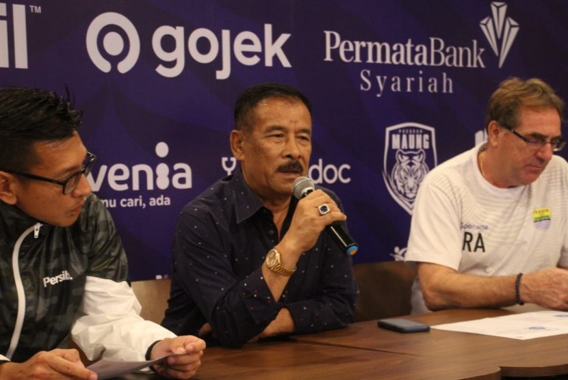 Manajer Persib Bandung Umuh Muchtar (tengah).